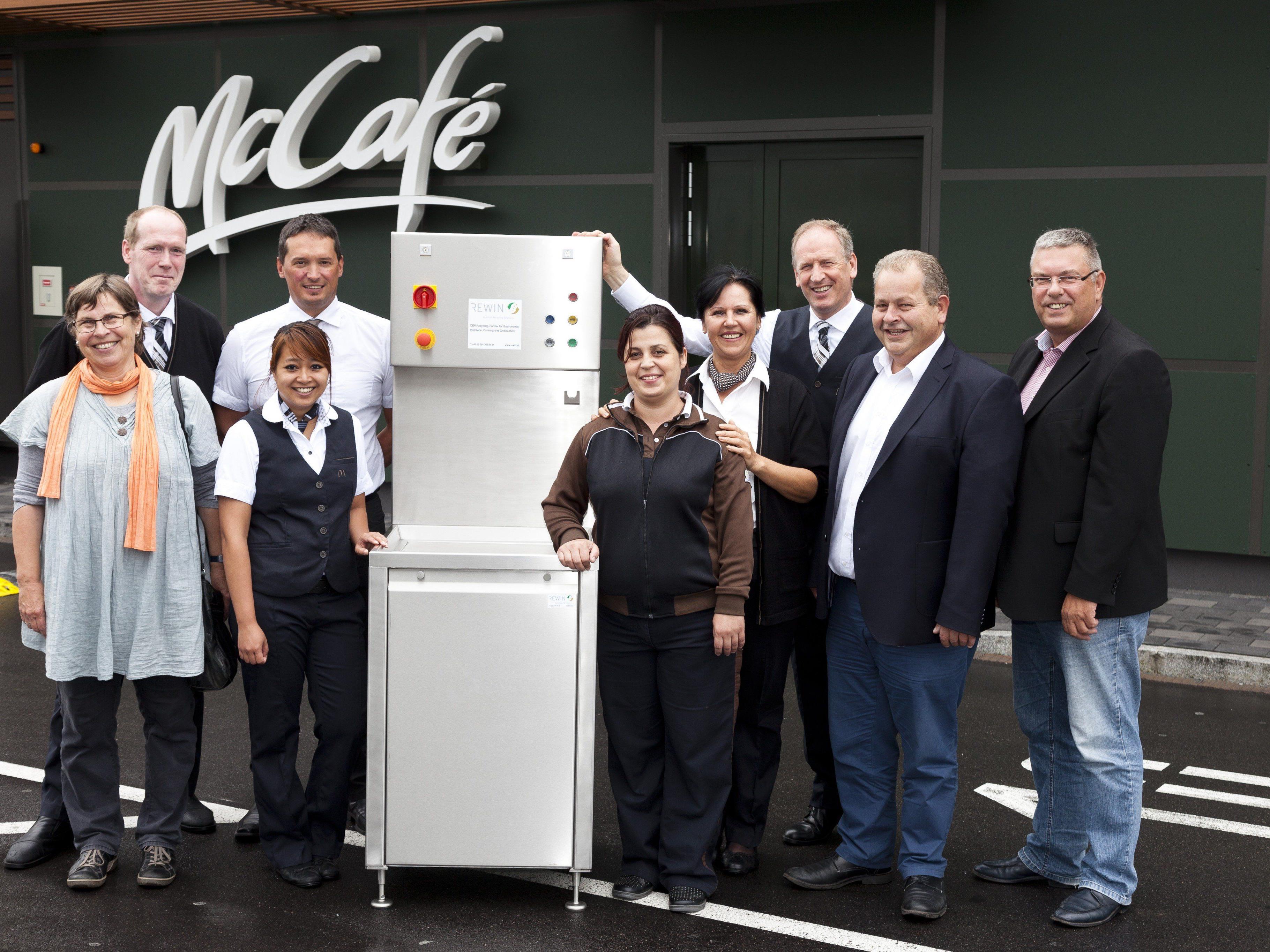 Das Team des McDonald's Restaurants Rankweil jubelt über den McDonald's Umweltpreis 2014.