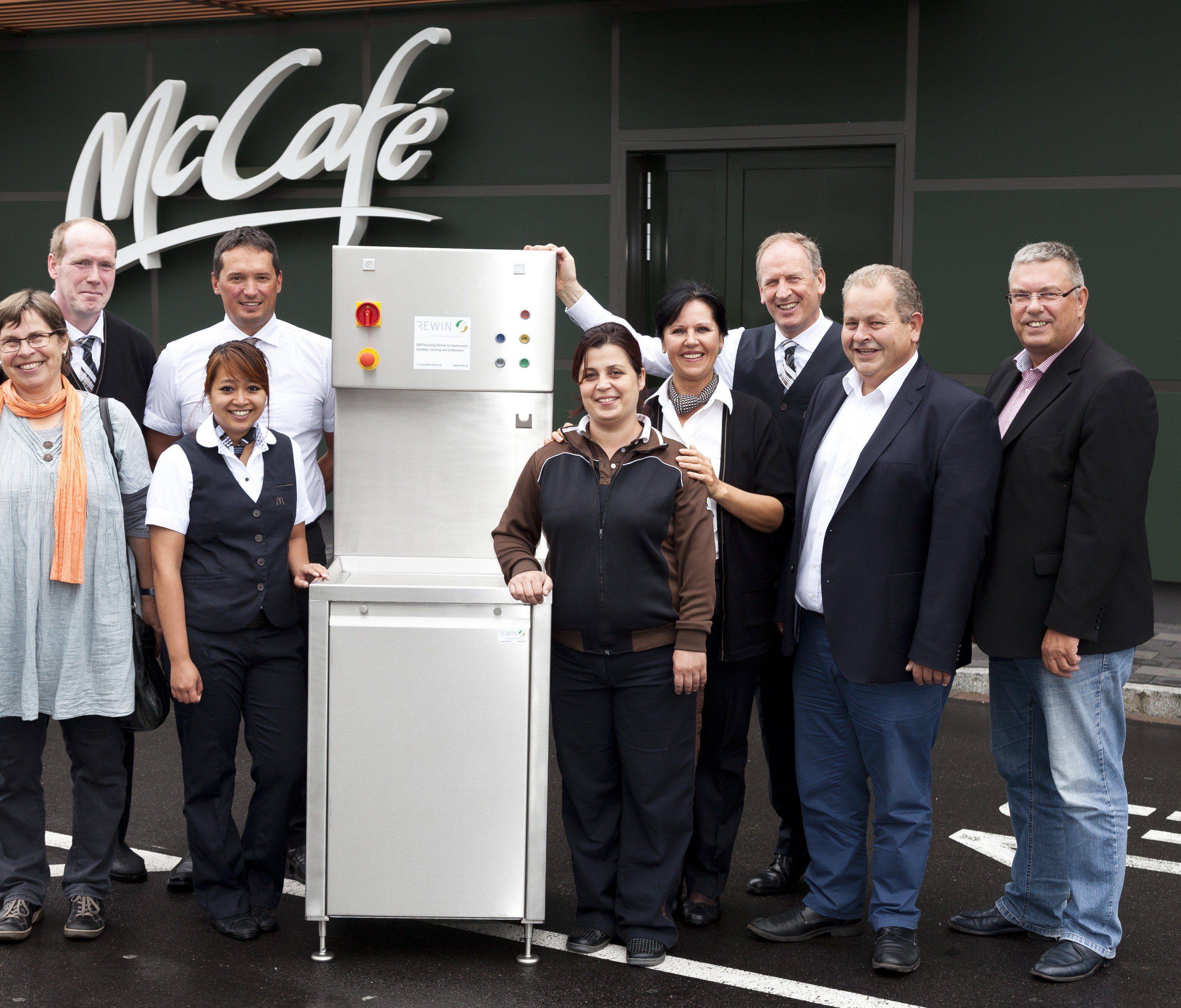 Das Team des McDonald's Restaurants Rankweil jubelt über den McDonald's Umweltpreis 2014.