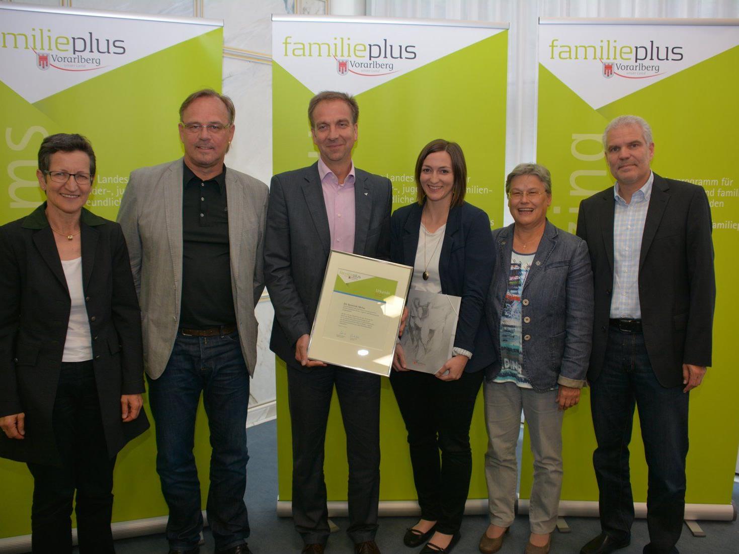 Das familieplus-Team Mellau nahm das Zertifikat im Landhaus entgegen.