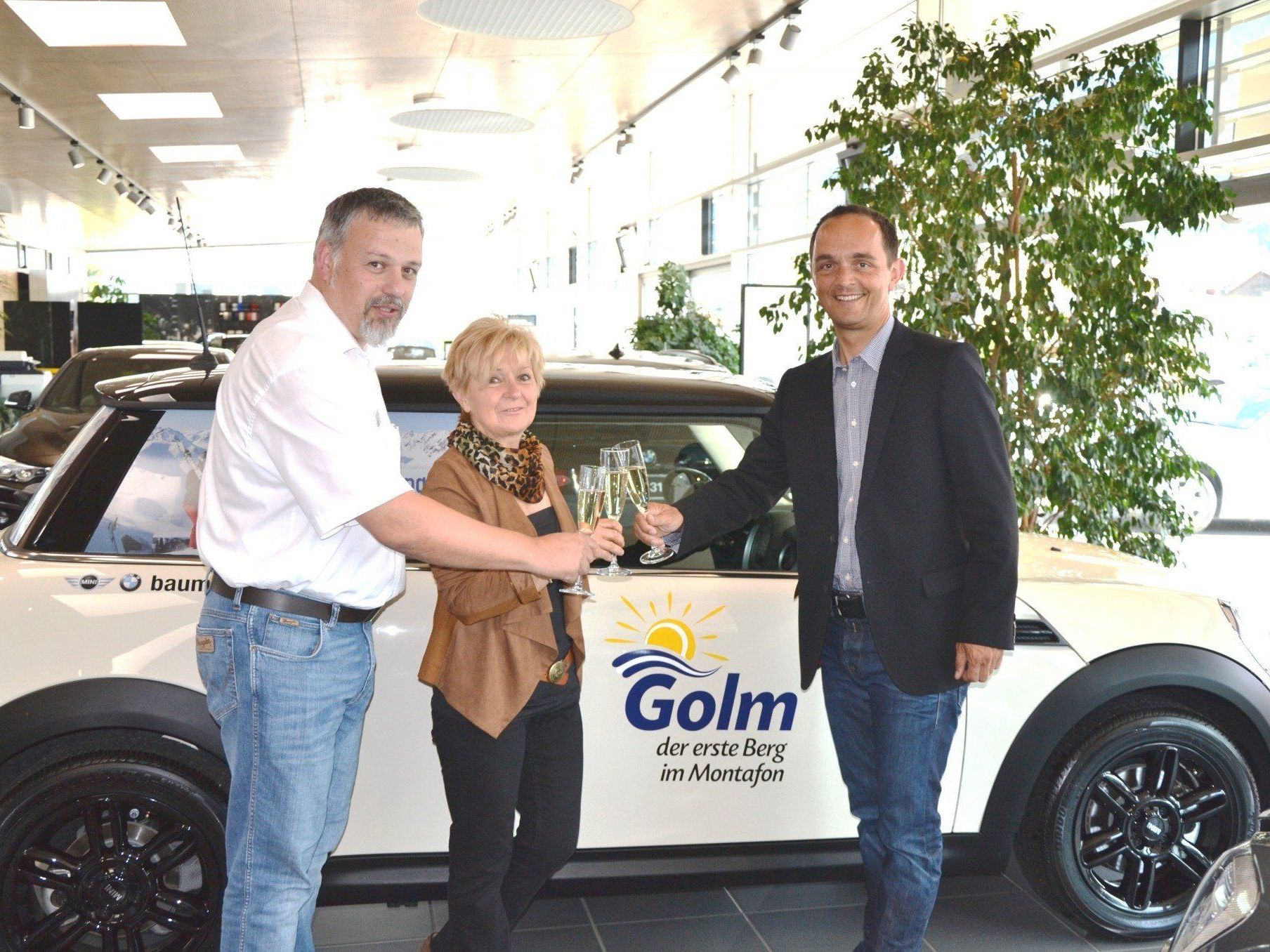 Ursula van Ast aus Schruns mit Ihrem neuen Gefährt – einem nagelneuen Mini Cooper R56.