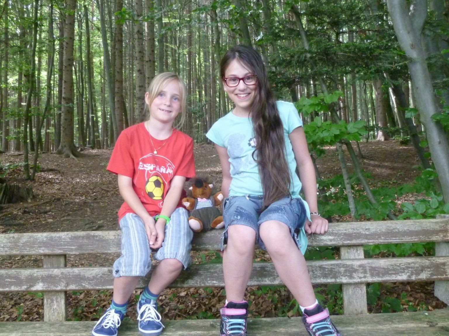 Unsere Schachprinzessinnen Rebecca und Ilaýda mit Hugo. Unsere Schachprinzessinnen Rebecca und Ilaýda mit Hugo.