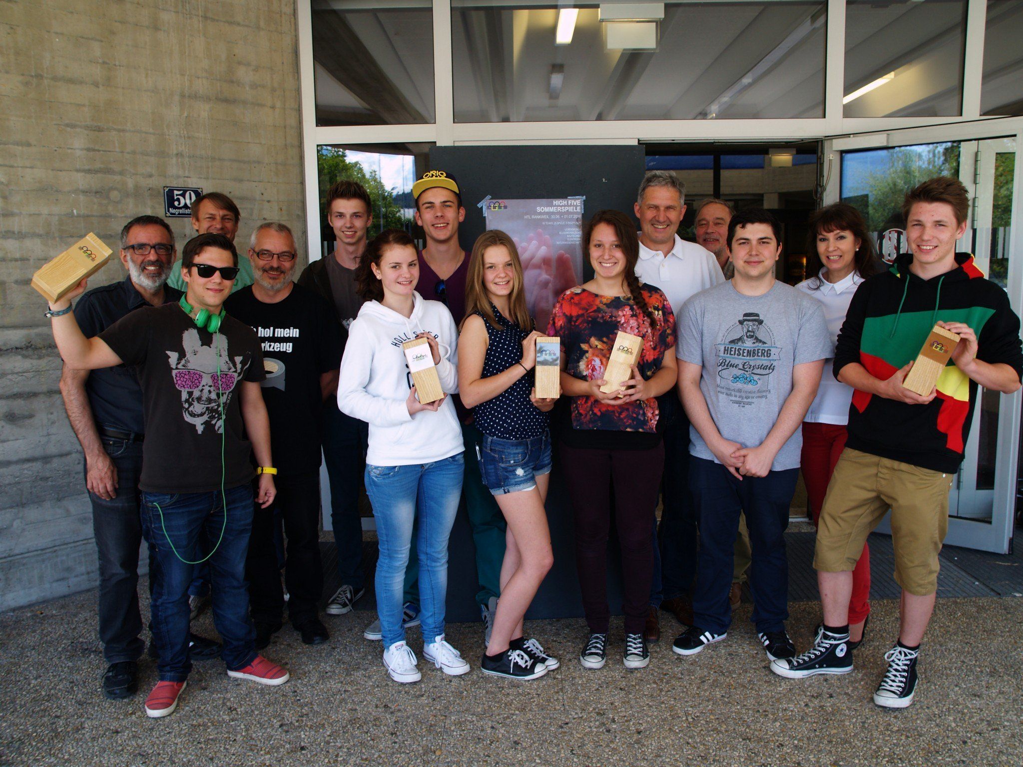 Wafa Reyhani, Leopold Moosbrugger, Gerhard Röser, Georg Virleitner, Gerold Bischof und Margit Baumgartner mit einigen Schülerinnen und Schülern bei den ersten „High Five Sommerspielen"         “ Wafa Reyhani, Leopold Moosbrugger, Gerhard Röser, Georg Virleitner, Gerold Bischof und Margit Baumgartner mit einigen Schülerinnen und Schülern bei den ersten „High Five Sommerspielen"         “