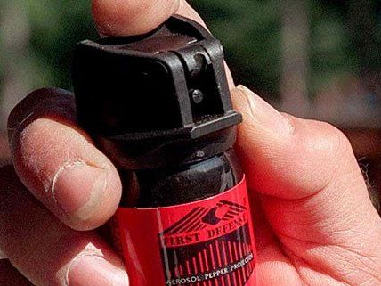 Mit einem Pfefferspray stoppten die Polizisten den Randalierer Mit einem Pfefferspray stoppten die Polizisten den Randalierer