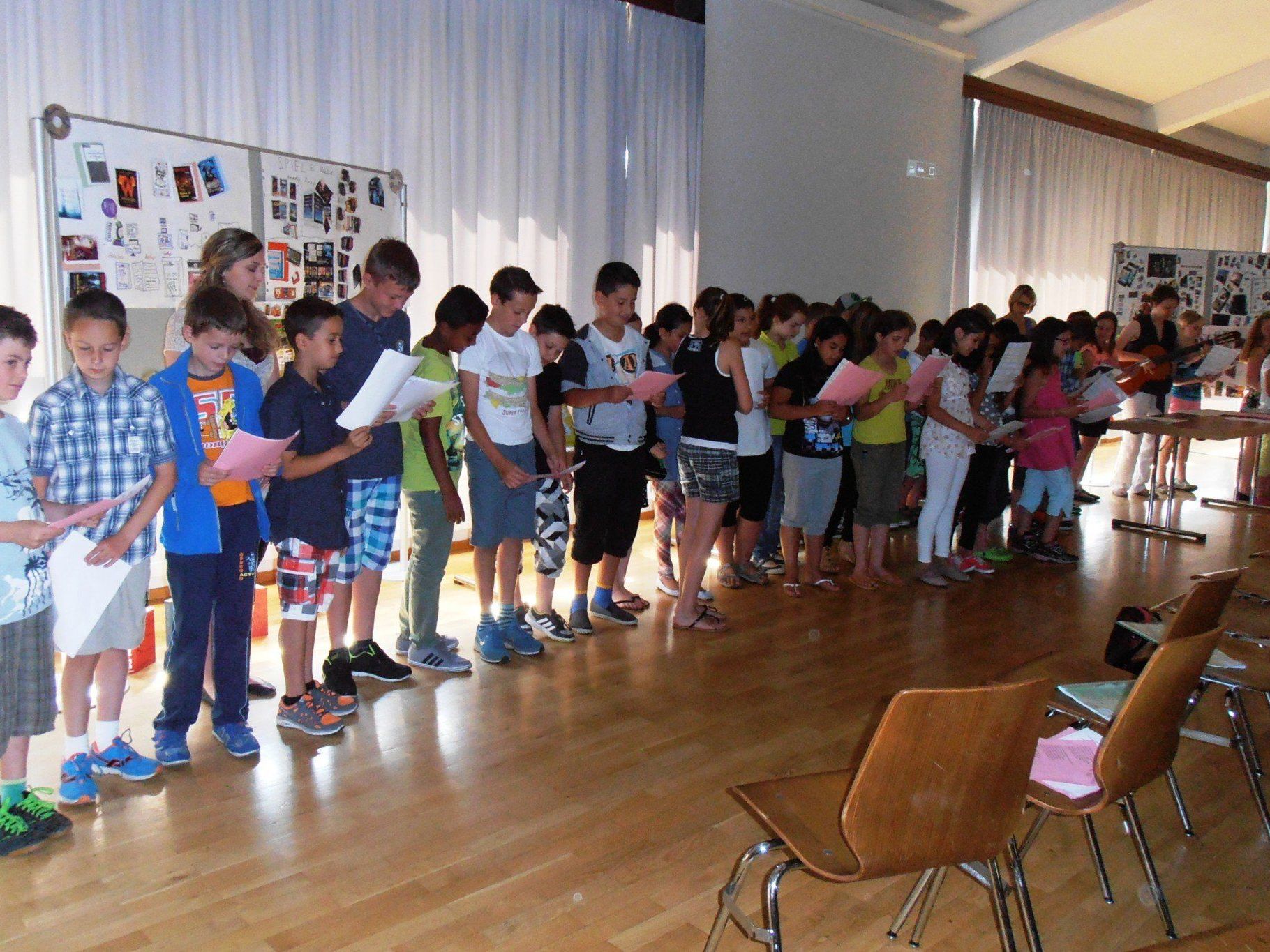 Die Kinder haben Spaß mit den Liedern, die von den Lehrerinnen getextet wurden. Die Kinder haben Spaß mit den Liedern, die von den Lehrerinnen getextet wurden.