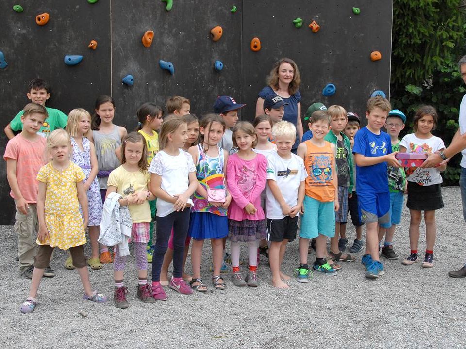Übergabe der Spenden des 1. SUPERAR-Konzertes durch SchülerInnen der Freien Montessori Schule Altach an Michael Zündel, Caritas Auslandshilfe. Übergabe der Spenden des 1. SUPERAR-Konzertes durch SchülerInnen der Freien Montessori Schule Altach an Michael Zündel, Caritas Auslandshilfe.