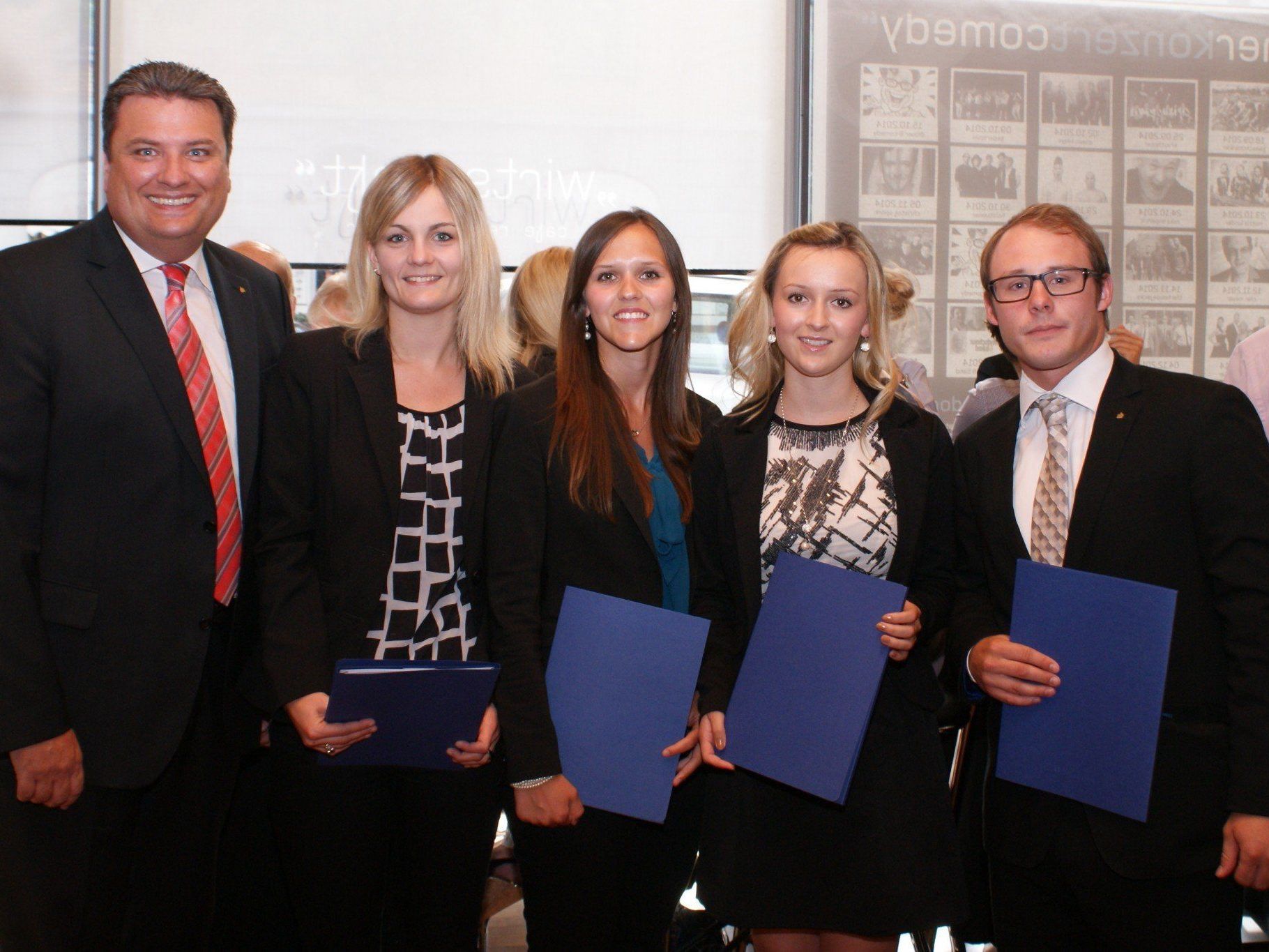 V.l.n.r: Prokurist Daniel Drißner mit den den erfolgreichen AbsolventInnen Stefanie Muther, Isabell Scheucher, Samra Husic und Manuel Hartmann. V.l.n.r: Prokurist Daniel Drißner mit den den erfolgreichen AbsolventInnen Stefanie Muther, Isabell Scheucher, Samra Husic und Manuel Hartmann.