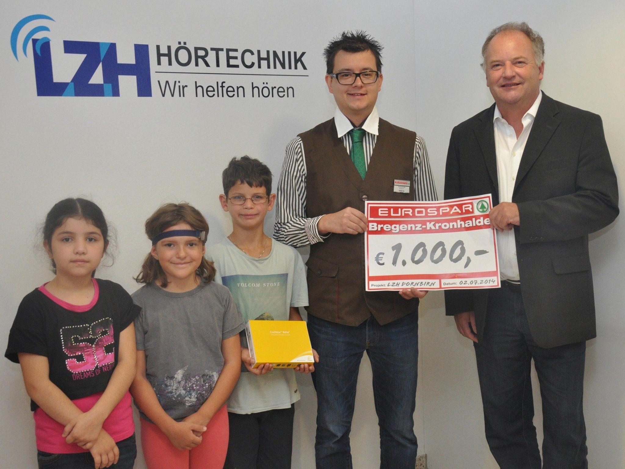 Marktleiter René Ditzer vom EUROSPAR Bregenz-Kronhalde übergibt den Spendenscheck an Johannes Mathis, Direktor des Landeszentrums für Hörgeschädigte Dornbirn.