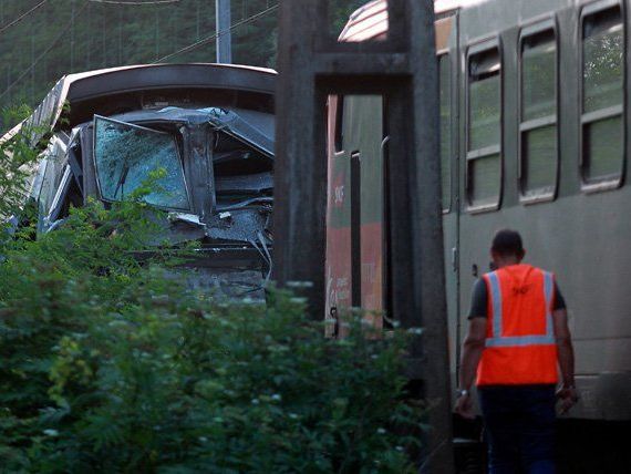 Eine Regionalbahn rammte den hinteren Teil eines TGV-Hochgeschwindigkeitszuges. Eine Regionalbahn rammte den hinteren Teil eines TGV-Hochgeschwindigkeitszuges.