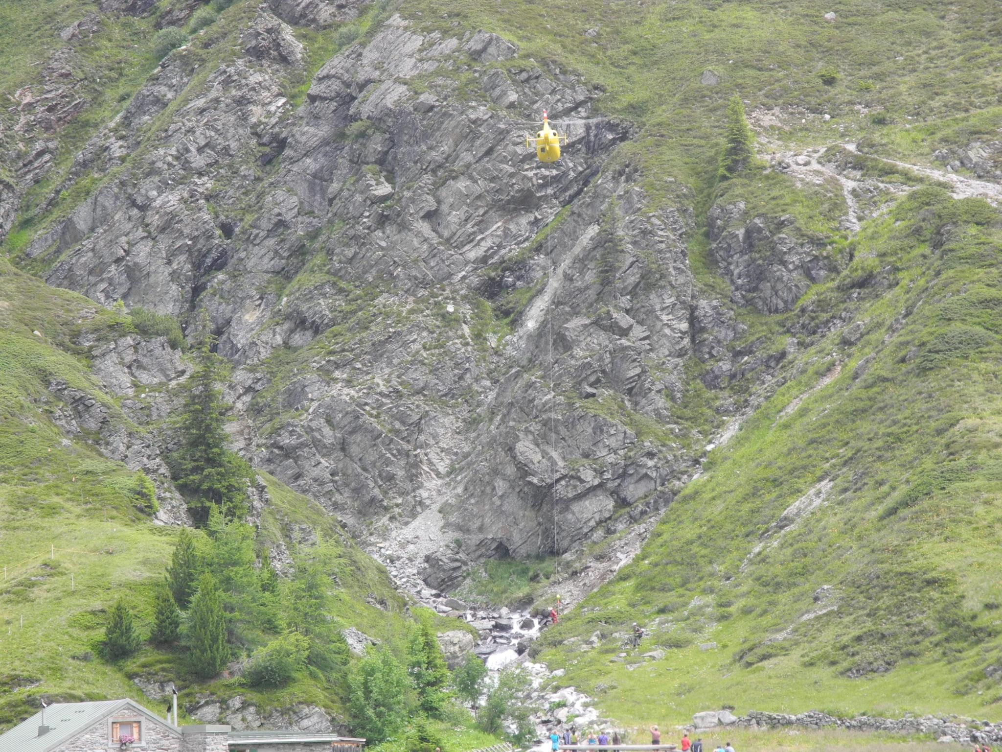 Die Bergung des verunfallten Mountainbikers durch den Rettungshubschrauber Christophorus 5. Die Bergung des verunfallten Mountainbikers durch den Rettungshubschrauber Christophorus 5.