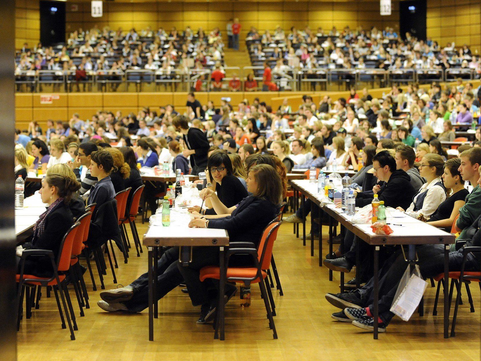 So überlaufen sind derzeit die Aufnahmetests für die beliebtesten Studiengänge an Österreichs Unis.