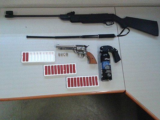 Diese Waffen fand man bei dem Mann Diese Waffen fand man bei dem Mann