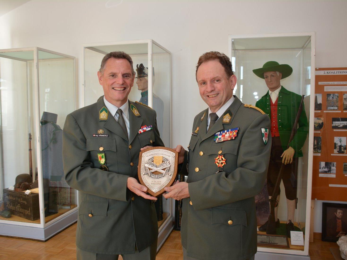 Oberst Martin Hämmerle überreicht das Wappenschild an Militärhistoriker Prof. Oberst Erwin Fitz.