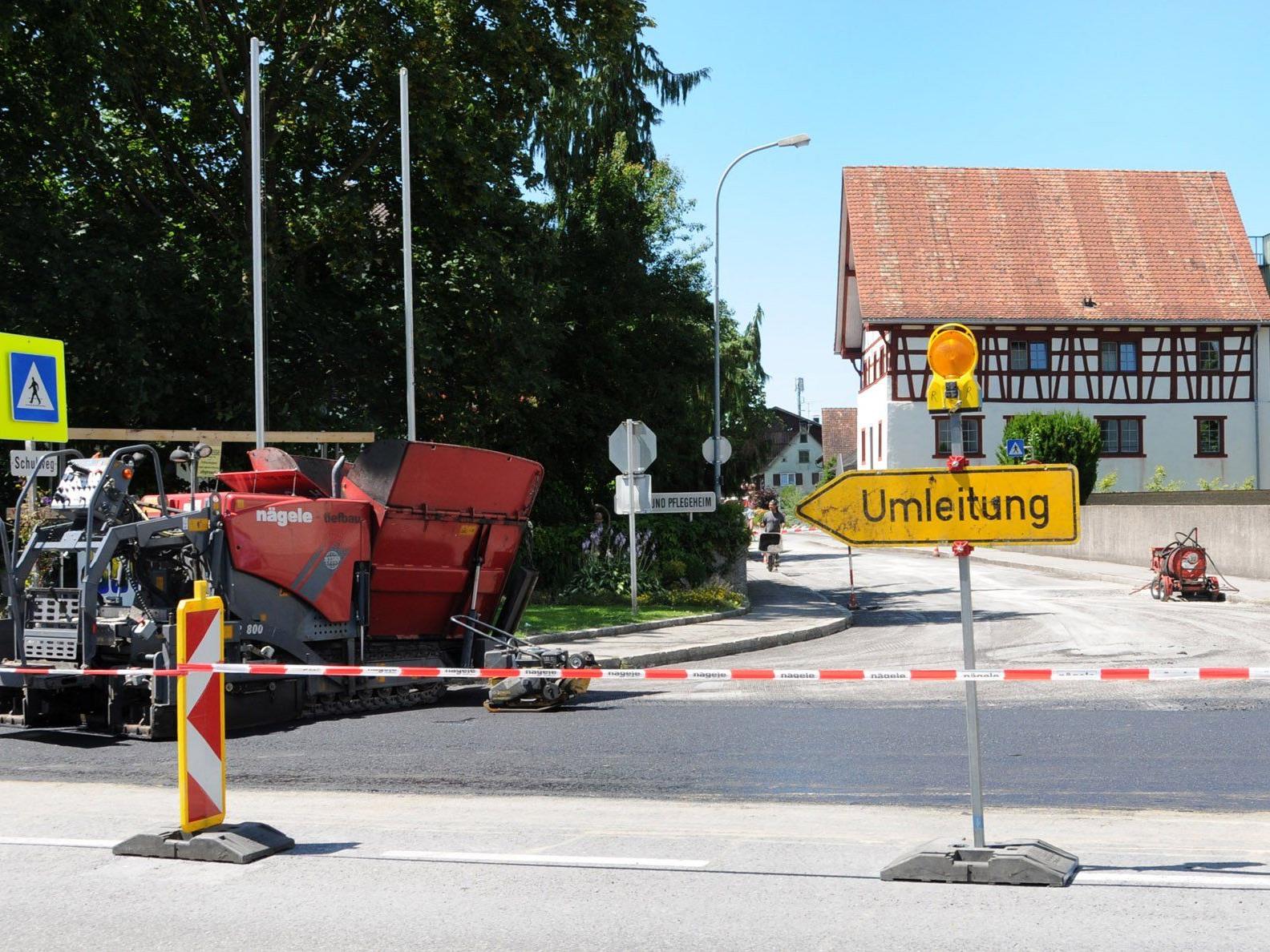 Die Kirchstraße in Gaißau bleibt wegen der Belagsarbeiten vermutlich noch bis zum 10. Juli  gesperrt.