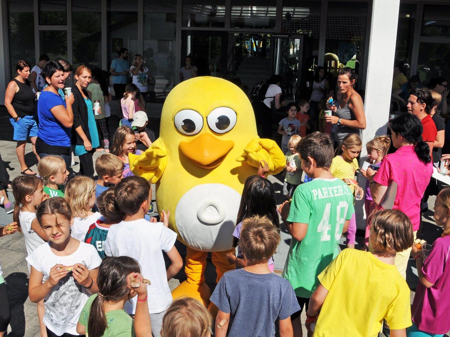 Maskottchen Ugotchi beim Spieletag für 130 Kinder in Gaißau