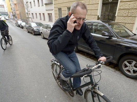 Telefonieren ist am Rad nur mit einer zugelassenen Freisprecheinrichtung erlaubt. Telefonieren ist am Rad nur mit einer zugelassenen Freisprecheinrichtung erlaubt.