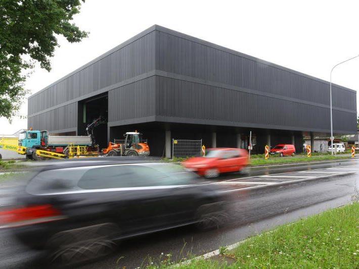Endspurt bei Gebrüder Weiss in Lauterach: 28 Mill. Euro investiert der Logistiker in das neue Hauptquartier und Logistikterminal.