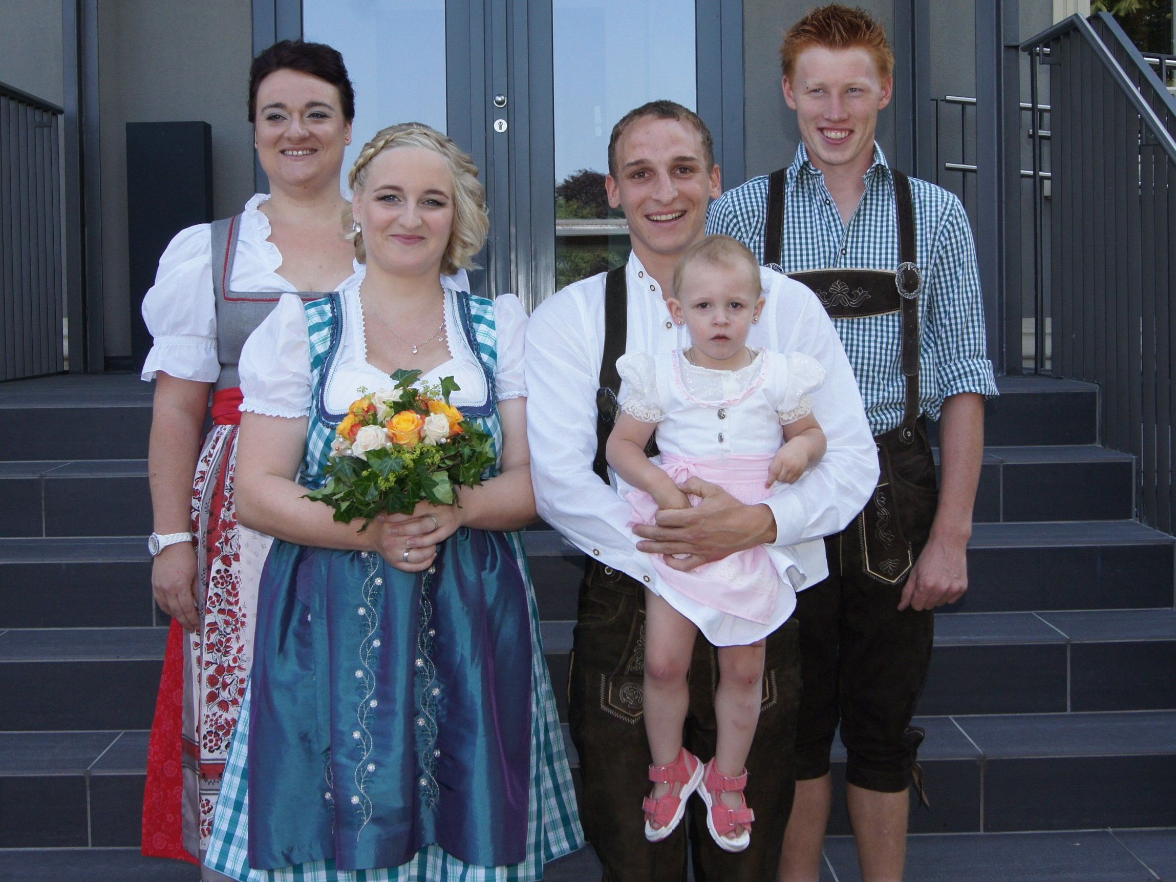 Das Brautpaar mit den Trauzeugen und Töchterchen Amelie bei der Trauung in Lauterach. Das Brautpaar mit den Trauzeugen und Töchterchen Amelie bei der Trauung in Lauterach.