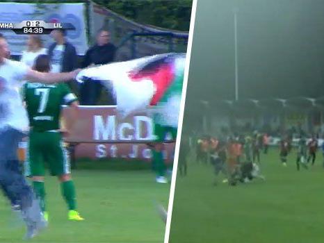 Kurz vor Spielende stürmten Zuseher mit palästinensischen Flaggen Platz und attackierten Spieler von Haifa.