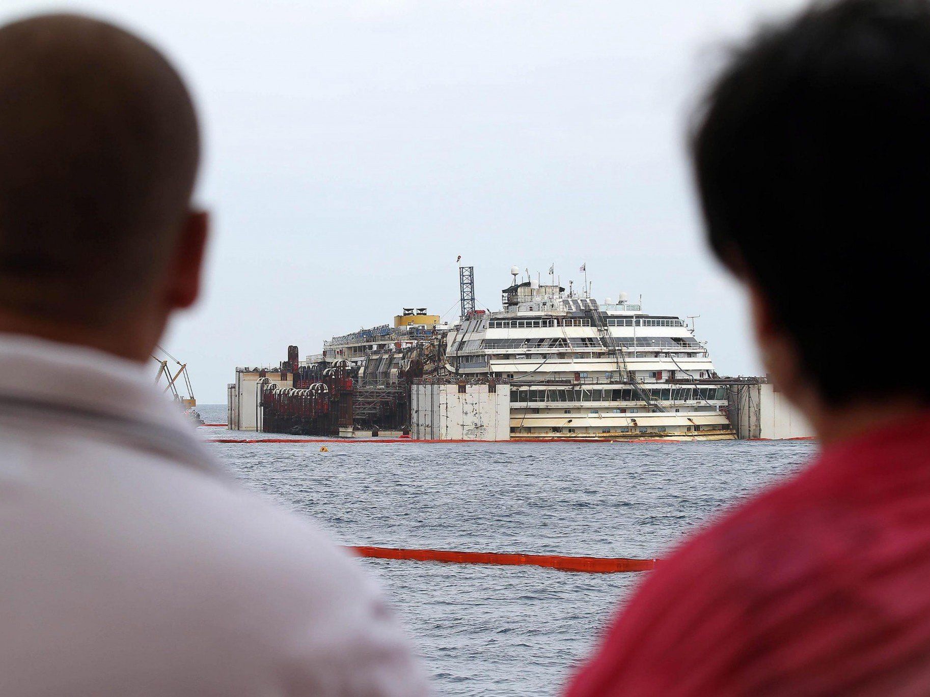 Costa Concordia: Spektakuläre Operation zum Abtransport erfolgreich angelaufen Costa Concordia: Spektakuläre Operation zum Abtransport erfolgreich angelaufen