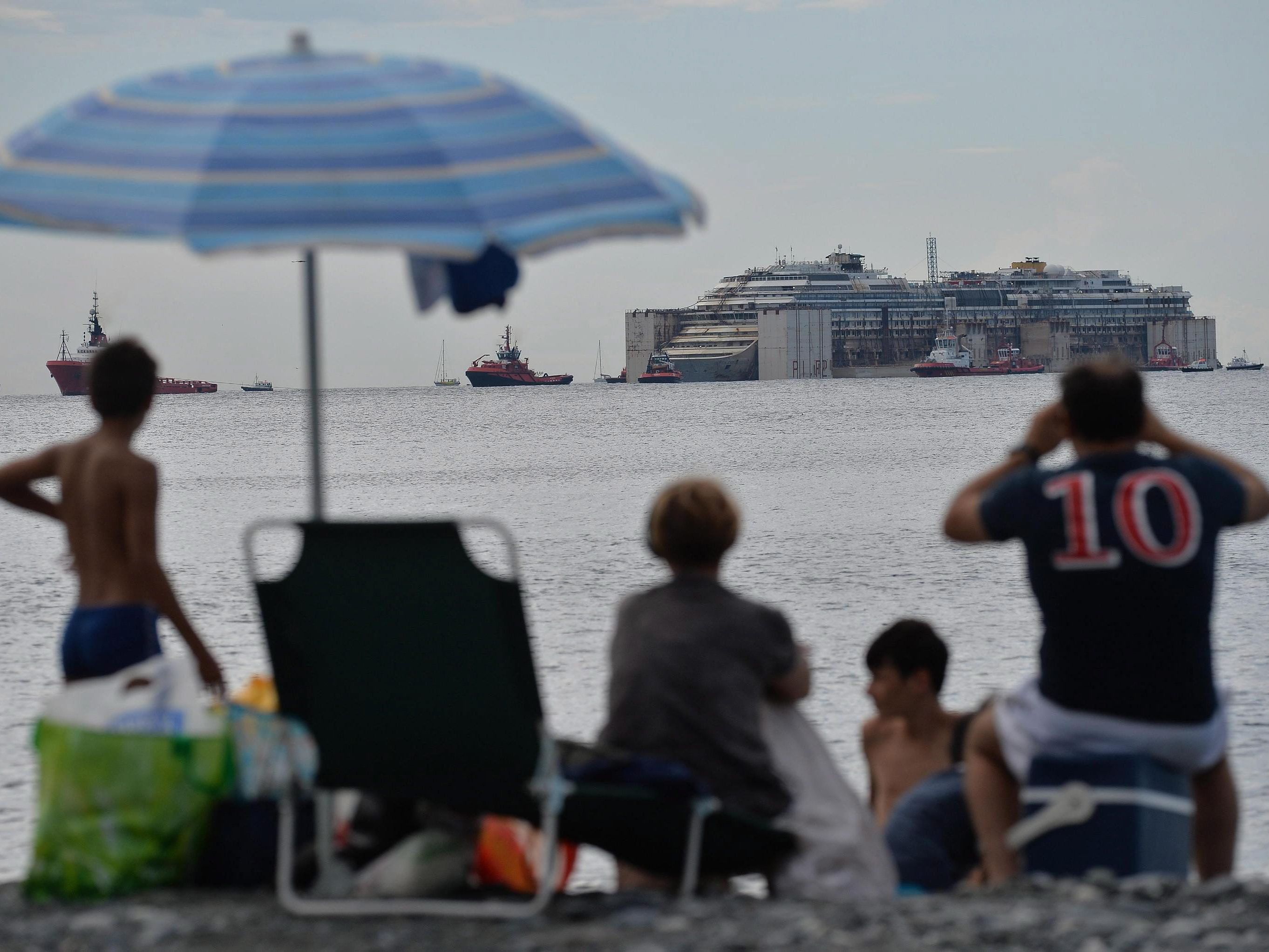 Die Ankunft der Costa Concordia vor Genua wird zum Ausflugsziel. Die Ankunft der Costa Concordia vor Genua wird zum Ausflugsziel.