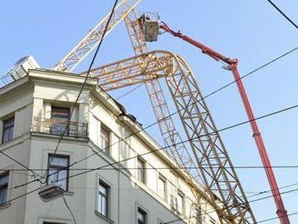 Kran in Wiener Wohnhaus gekracht - Arbeiten abgeschlossen