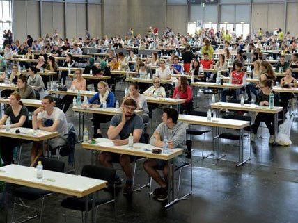 Allein in Wien traten 5.000 angehende Medizinstudenten zum Test an. Allein in Wien traten 5.000 angehende Medizinstudenten zum Test an.