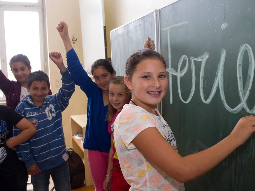 Aus Sicht der Schüler sind 9 Wochen Sommerferien vermutlich nicht zu lange. Aus Sicht der Schüler sind 9 Wochen Sommerferien vermutlich nicht zu lange.