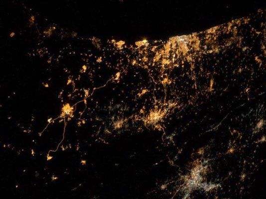 Sogar aus dem All sind die Explosionen und Raketenleuchtspuren bei Nacht sichtbar. Sogar aus dem All sind die Explosionen und Raketenleuchtspuren bei Nacht sichtbar.