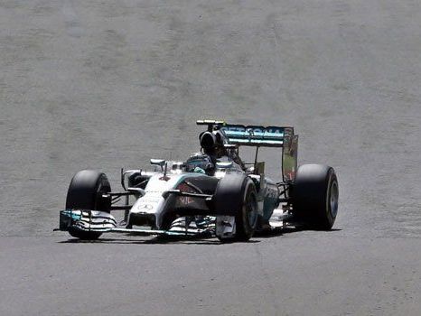 Lewis Hamilton gewinnt einen turbulenten F1-GP in Silverstone und macht die WM wieder spannend. Lewis Hamilton gewinnt einen turbulenten F1-GP in Silverstone und macht die WM wieder spannend.