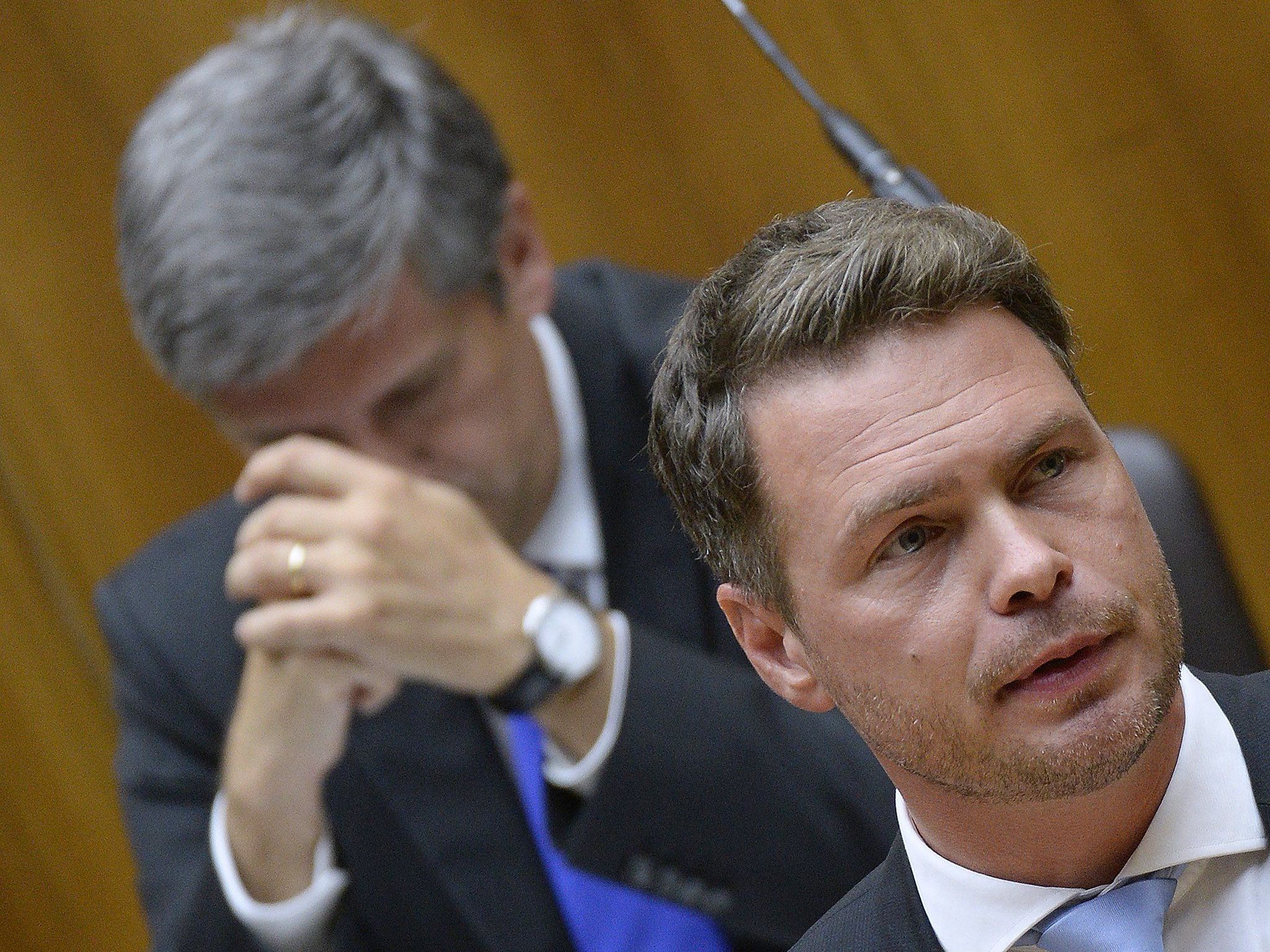 NEOS-Abgeorneter Rainer Hable (im Hintergrund Finanzminister Michael Spindelegger) während einer Sondersitzung des Nationalrates auf Verlangen der NEOS zum Thema "Hypo"-Sondergesetz". NEOS-Abgeorneter Rainer Hable (im Hintergrund Finanzminister Michael Spindelegger) während einer Sondersitzung des Nationalrates auf Verlangen der NEOS zum Thema "Hypo"-Sondergesetz".