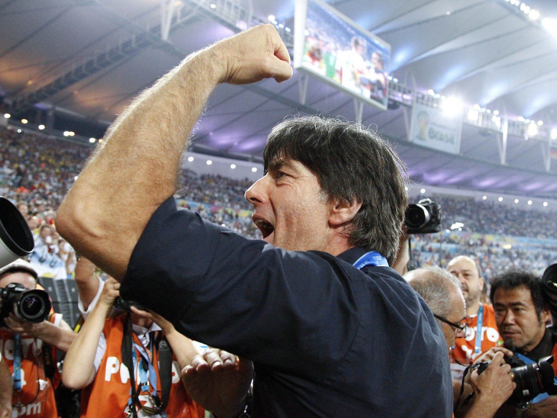 Löw jetzt mit WM-Krone - DFB-Boss sicher: Auch in zwei Jahren noch da Löw jetzt mit WM-Krone - DFB-Boss sicher: Auch in zwei Jahren noch da
