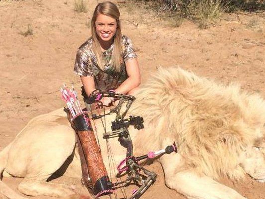 Mit ihren Jagd-Erfolgen stößt Kendall Jones meist auf Unverständnis. Mit ihren Jagd-Erfolgen stößt Kendall Jones meist auf Unverständnis.