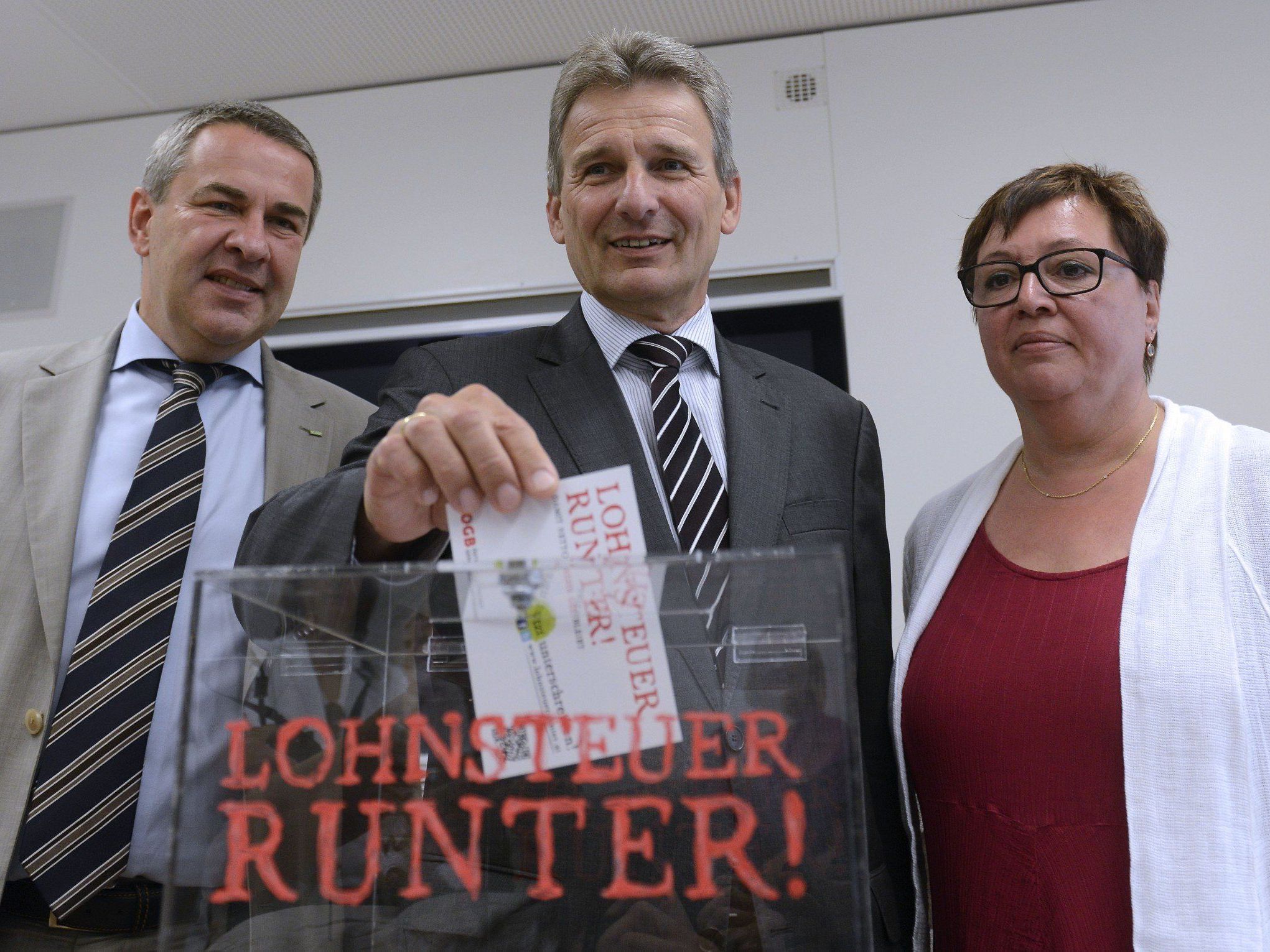 Der ÖGB will mit der Aktion "Lohnsteuer runter!" 500.000 Unterschriften sammeln. Der ÖGB will mit der Aktion "Lohnsteuer runter!" 500.000 Unterschriften sammeln.