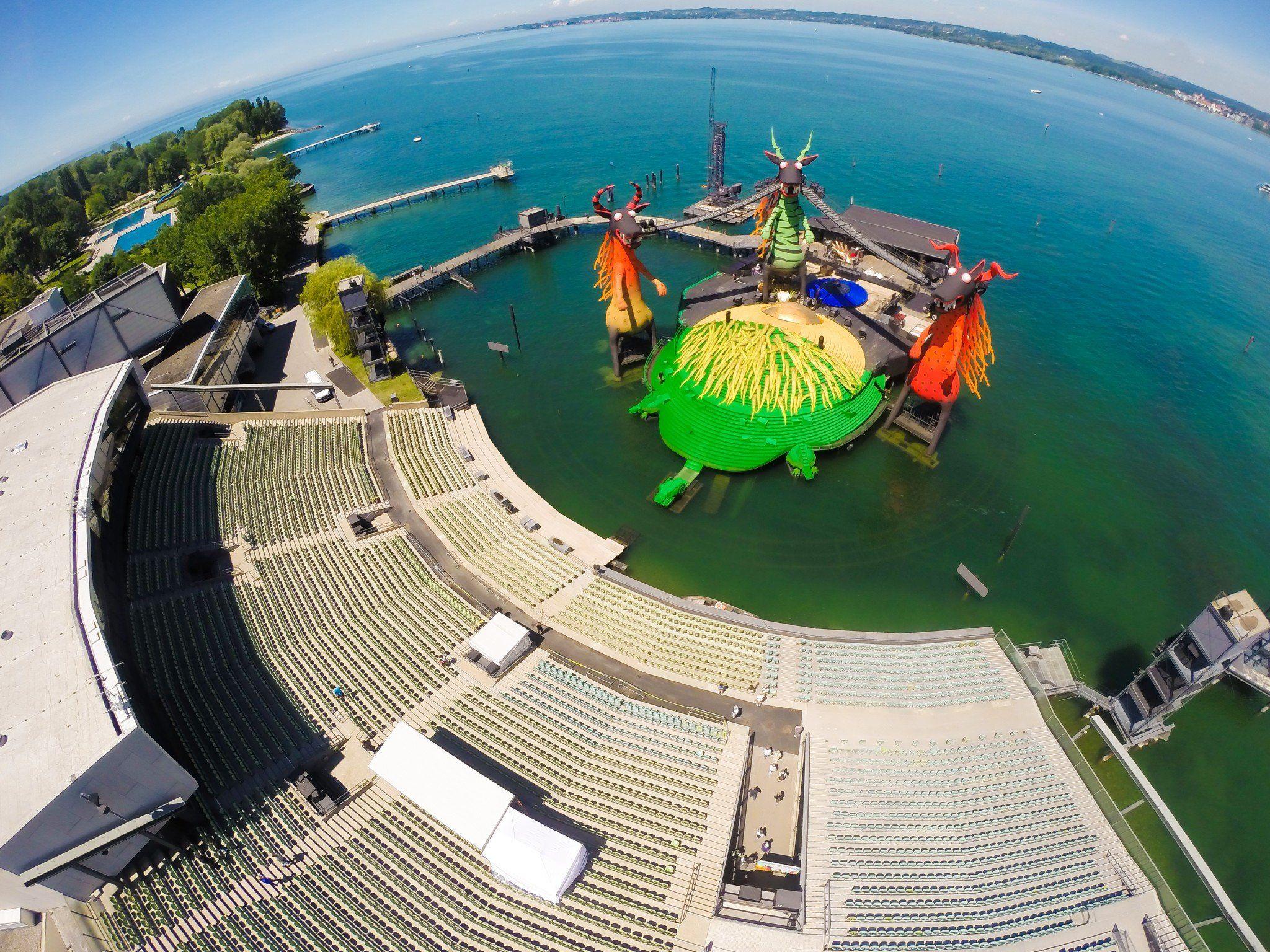 Luftbild von der Bregenzer Festspielbühne auf dem Bodensee.