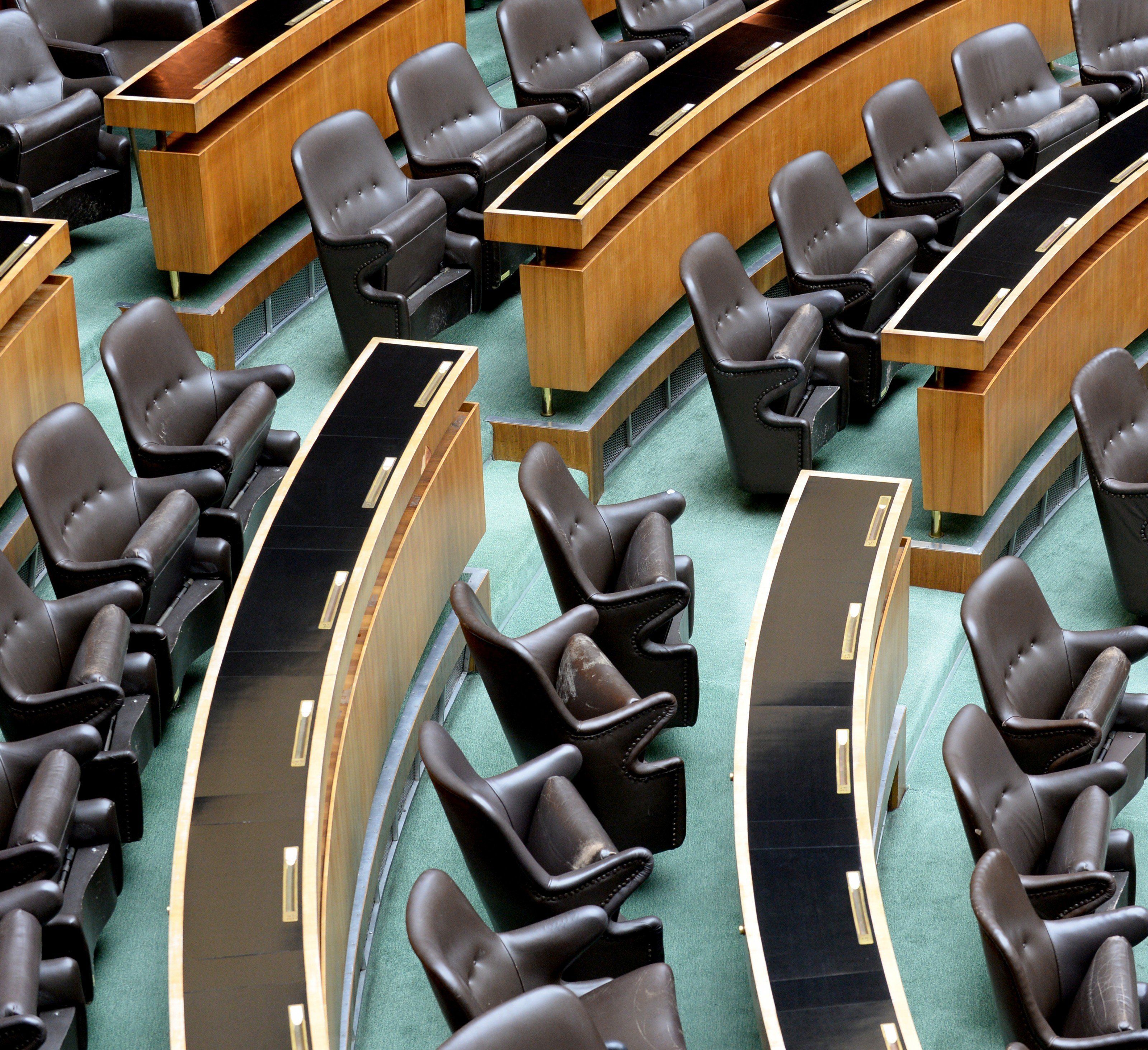 Wer auf diesen Stühlen Platz nimmt, verdient im internationalen Vergleich ausgezeichnet. Wer auf diesen Stühlen Platz nimmt, verdient im internationalen Vergleich ausgezeichnet.