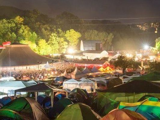 Trotz Pfandgebühr blieben viele Zelte im Sittertobel zurück. Trotz Pfandgebühr blieben viele Zelte im Sittertobel zurück.