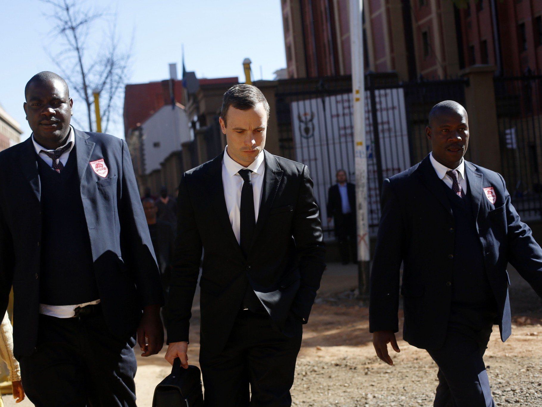 Oscar Pistorius am Montag beim Verlassen des Gerichts. Oscar Pistorius am Montag beim Verlassen des Gerichts.