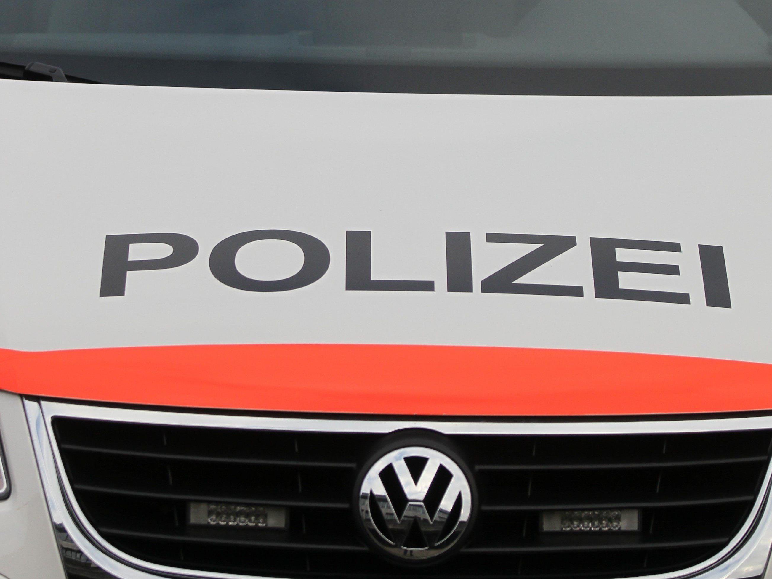 Schweizer Polizist wegen jahrelangem Falschparkens kurz vor der Pension entlassen.
