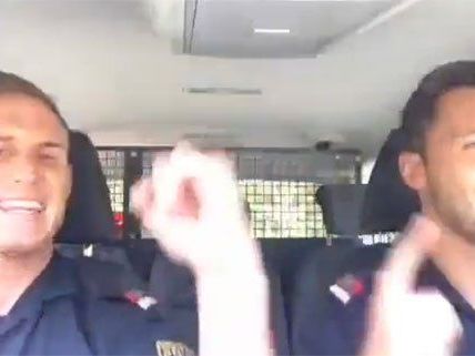 Diese beiden Exekutivbeamten geben beim Singen alles. Diese beiden Exekutivbeamten geben beim Singen alles.