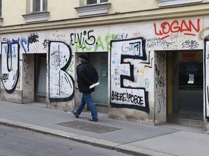 An unzähligen Wänden in Wien ist der Puber-Schriftzug zu finden.