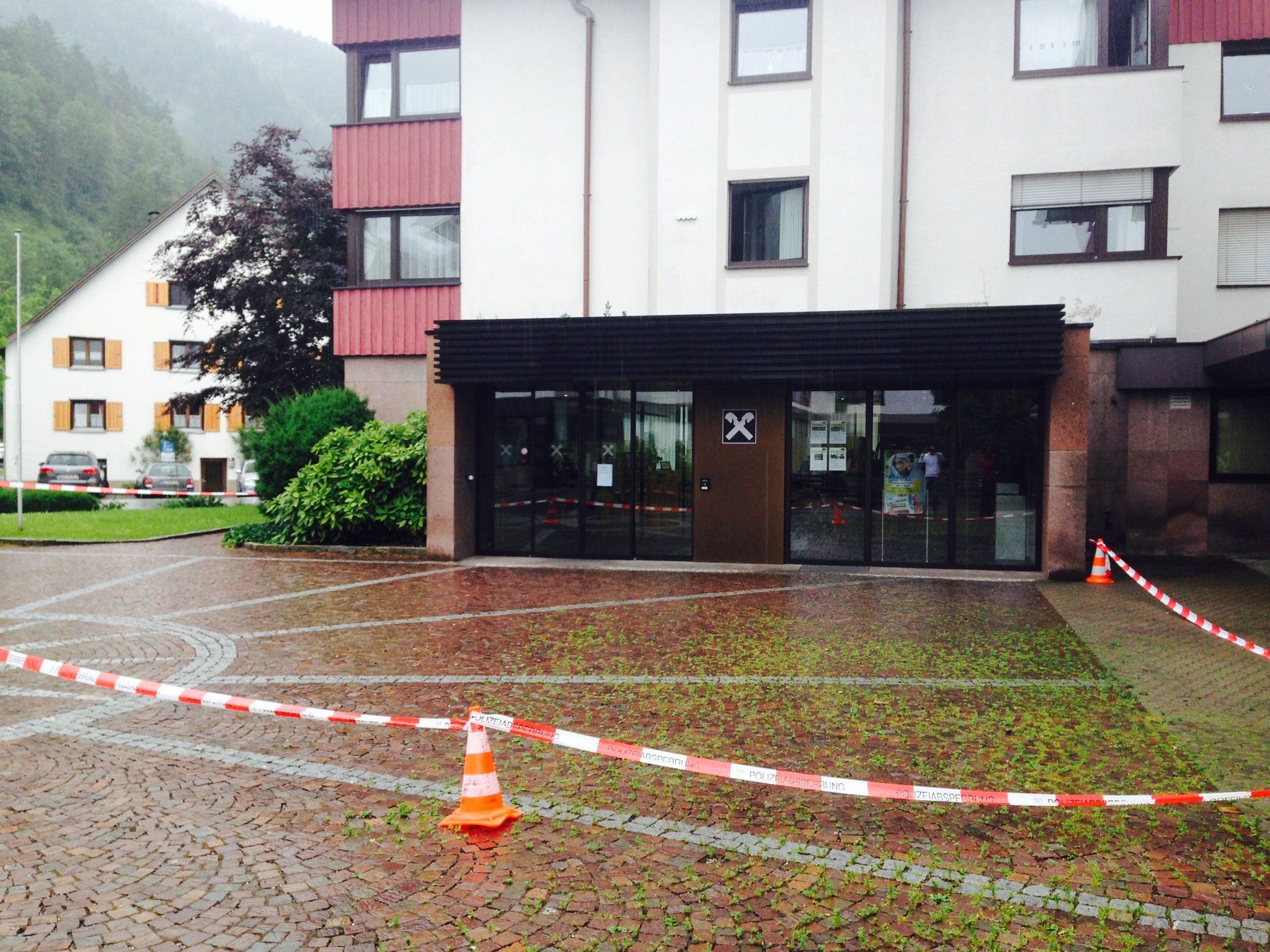 Landesweite Alarmfahndung in Vorarlberg nach Banküberfall in Nüziders Landesweite Alarmfahndung in Vorarlberg nach Banküberfall in Nüziders