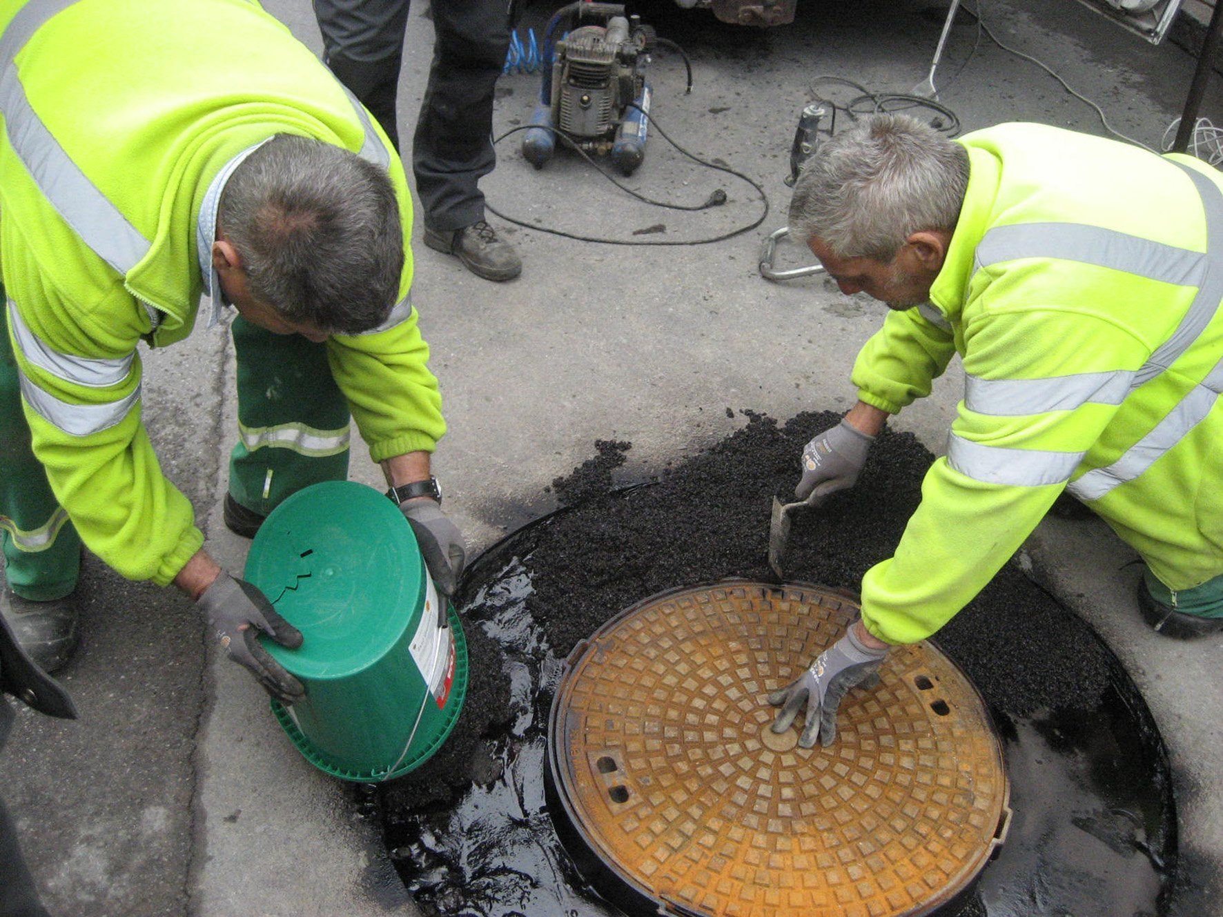 Sanierung eines Kanaldeckels auf der Hinteren Ringstraße. Sanierung eines Kanaldeckels auf der Hinteren Ringstraße.