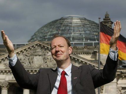 Satiriker Martin Sonneborn hat den Sprung ins EU-Parlament geschafft. Satiriker Martin Sonneborn hat den Sprung ins EU-Parlament geschafft.