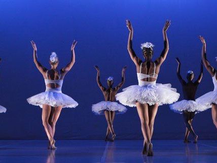 Wegen des großen Andrangs wurden bereits Zusatztermine für "Swan Lake" fixiert. Wegen des großen Andrangs wurden bereits Zusatztermine für "Swan Lake" fixiert.