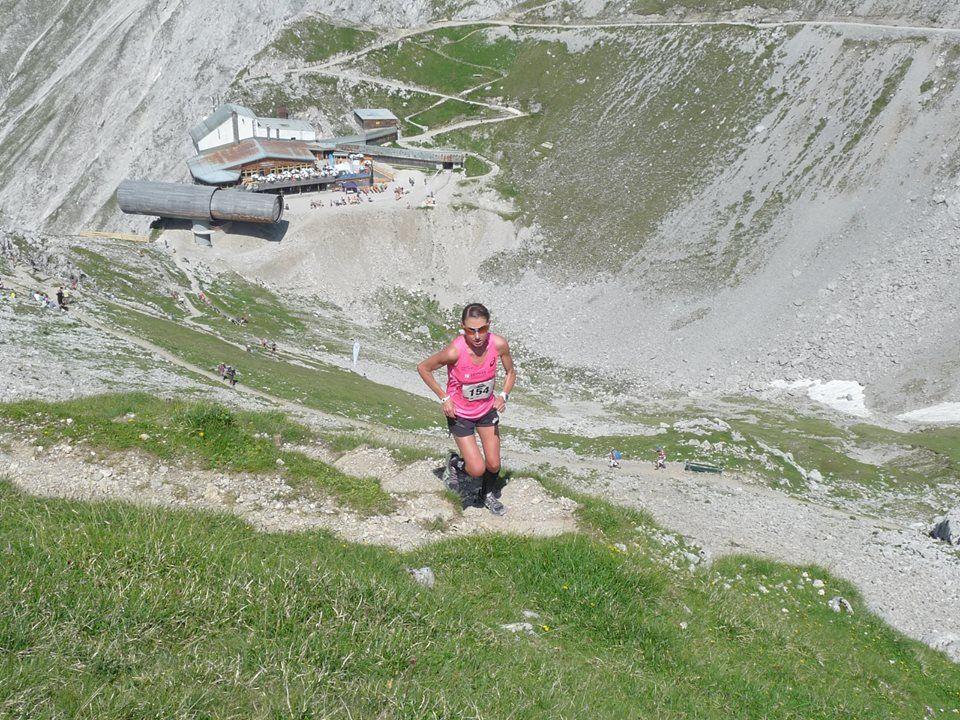 Die Dornbirnerin Sabine Reiner gewinnt im Eiltempo den Karwendel Berglauf in Mittenwald.