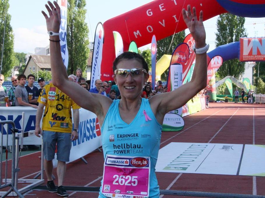 Die Dornbirnerin Sabine Reiner gewinnt bei der Berglauf EM in Frankreich zwei Bronzemedaillen.