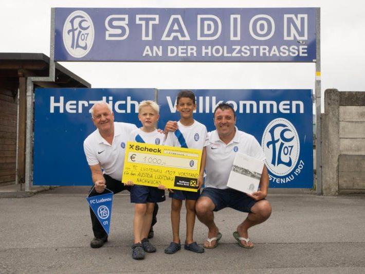 Der FC Lustenau wird der Austria einen Scheck von tausend Euro übergeben.