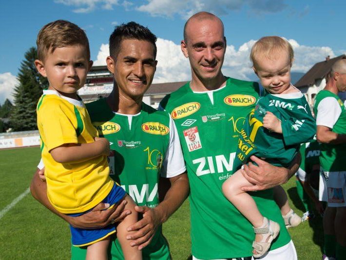 Ex-Austria Publikumslieblinge Sidinei de Oliveira mit Sohn Lisandro und Kapitän Harald Dürr. Ex-Austria Publikumslieblinge Sidinei de Oliveira mit Sohn Lisandro und Kapitän Harald Dürr.