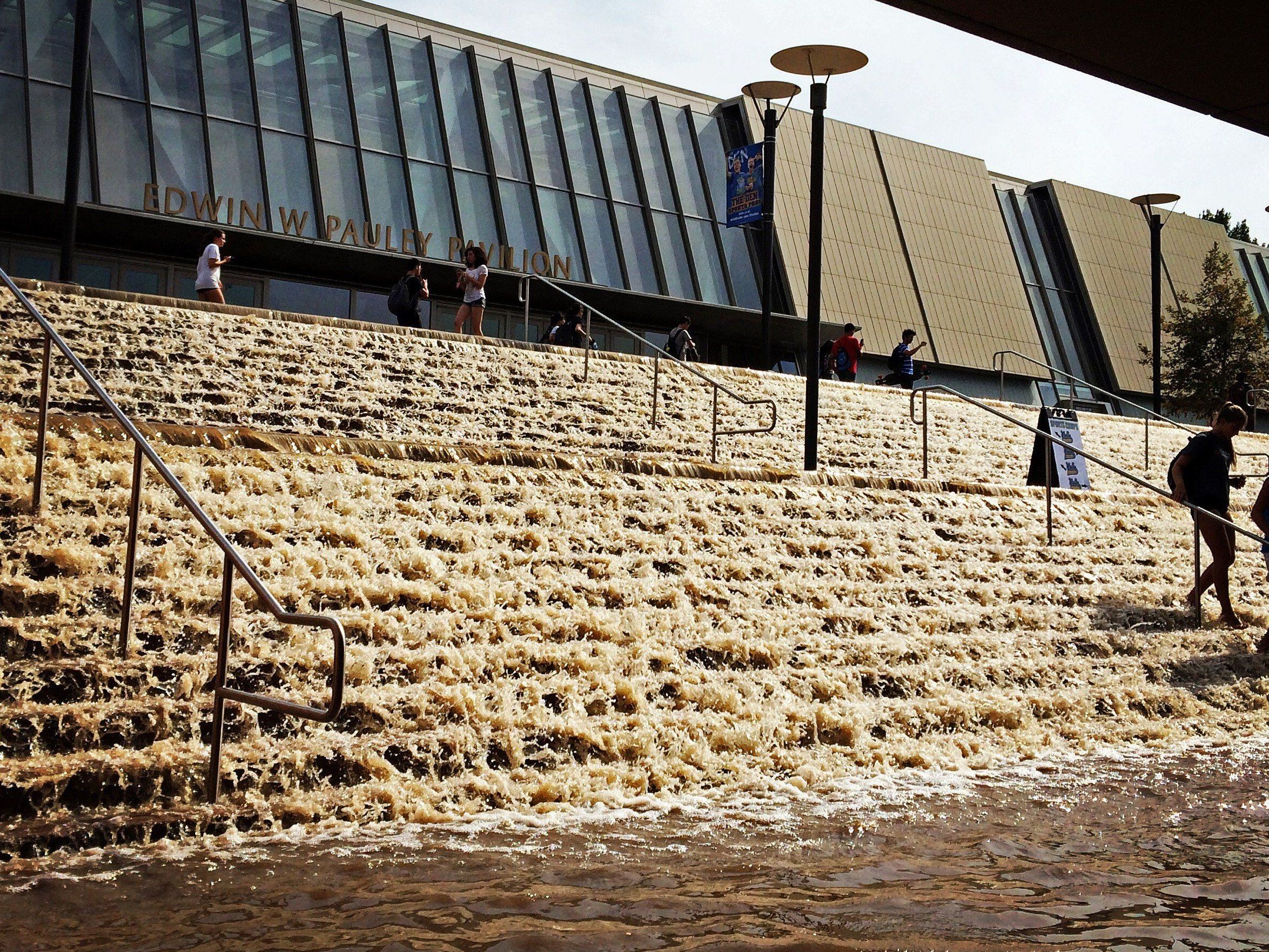 Millionen Liter Wasser schossen aus dem Sunset Boulevard Millionen Liter Wasser schossen aus dem Sunset Boulevard