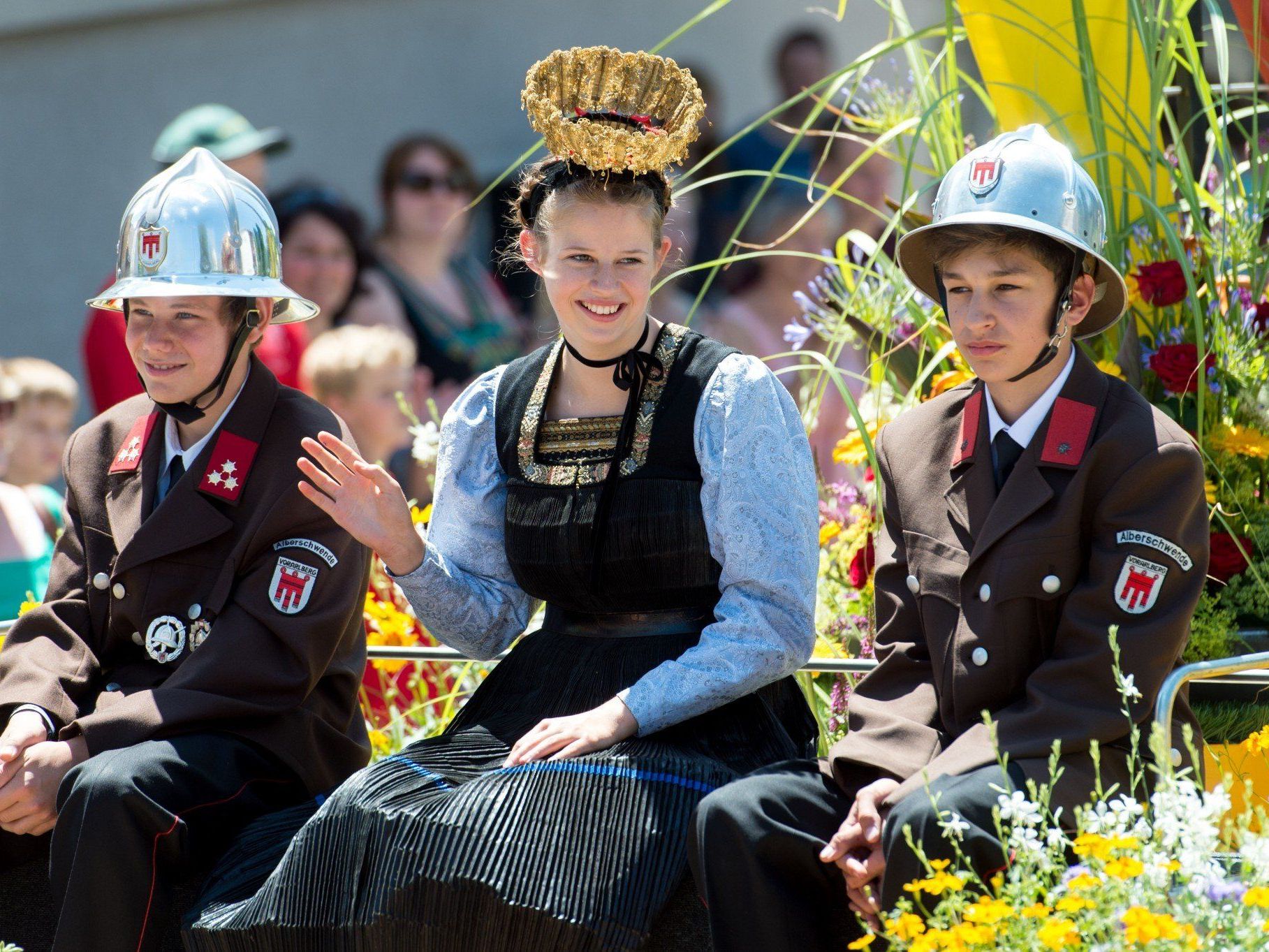 Der festliche Umzug am Sonntag. Der festliche Umzug am Sonntag.